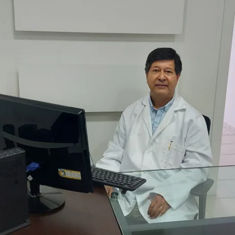 Psiquiatra en Bogotá atendiendo consulta presencial en consultorio